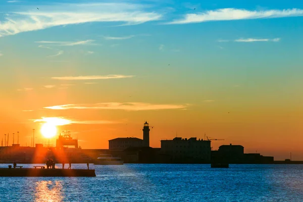 Puesta de sol frente a la ciudad de Trieste —  Fotos de Stock