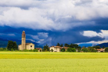 Ortaçağ Köyü üzerinde akşam fırtına