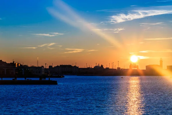 Puesta de sol frente a la ciudad de Trieste —  Fotos de Stock