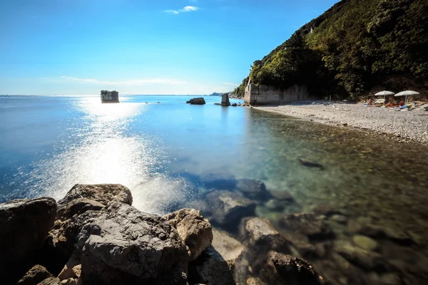 Día de verano en la playa en el golfo de Trieste — Foto de Stock