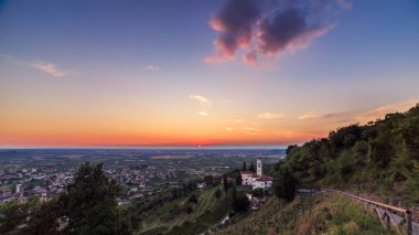 Sunset Hill bir kilise aşağı üzüm bağları ile