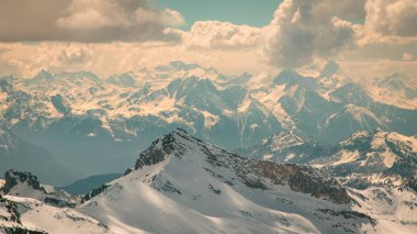 Kayak pistleri Cervinia güneşli günde