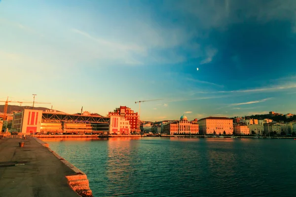 Puesta de sol frente a la ciudad de Trieste —  Fotos de Stock