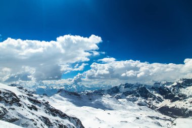 Kayak pistleri Cervinia güneşli günde
