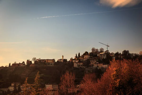 Färgsprakande solnedgång i Bergamo — Stockfoto