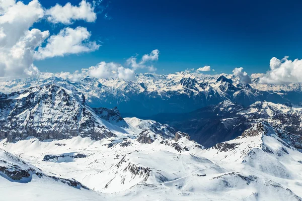 Zonnige dag op de skihellingen van Breuil Cervinia — Stockfoto