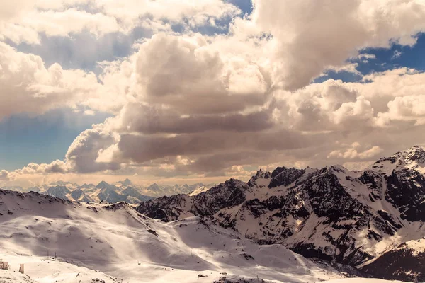Dia ensolarado nas pistas de esqui de Cervinia — Fotografia de Stock