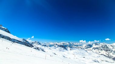 Kayak pistleri Cervinia güneşli günde