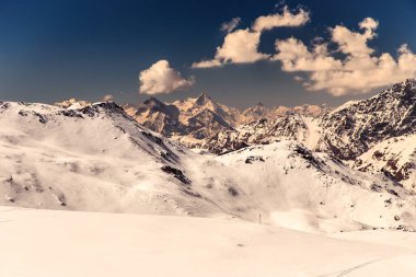Kayak pistleri Cervinia güneşli günde