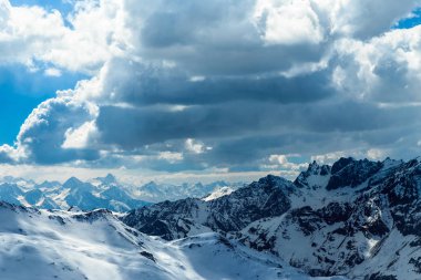 Kayak pistleri Cervinia güneşli günde