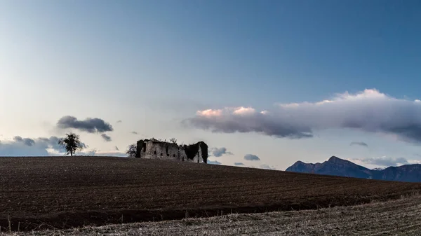 Opuštěná farma na venkově — Stock fotografie