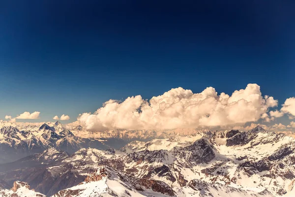 Journée ensoleillée sur les pistes de ski de Cervinia — Photo