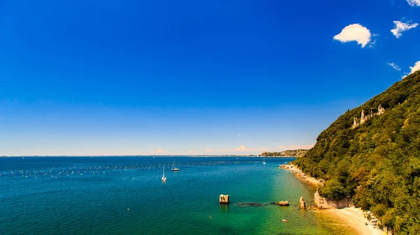 Día de verano en la playa en el golfo de Trieste — Foto de Stock