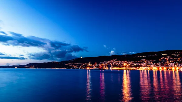 O castelo e o farol de Trieste — Fotografia de Stock