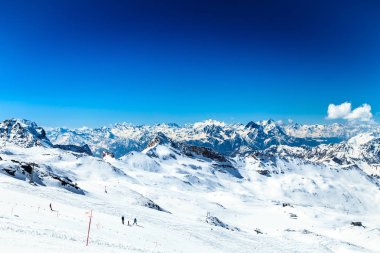 Kayak pistleri Cervinia güneşli günde