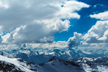 Kayak pistleri Cervinia güneşli günde