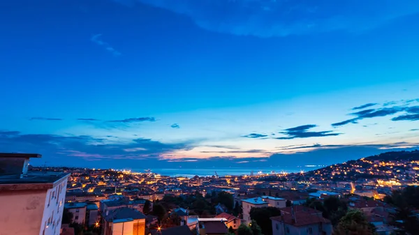 Sonnenuntergang über der Stadt Triest — Stockfoto