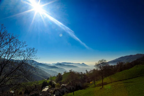 A primavera está chegando no vale — Fotografia de Stock