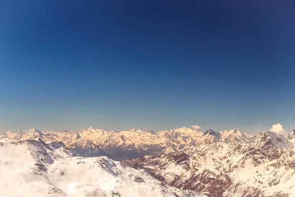 Slunečný den na sjezdovkách Cervinia — Stock fotografie