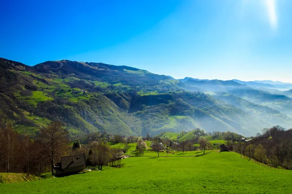 A primavera está chegando no vale — Fotografia de Stock