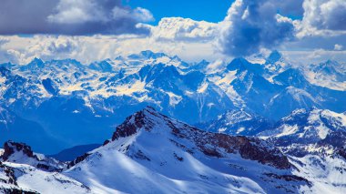 Kayak pistleri Cervinia güneşli günde