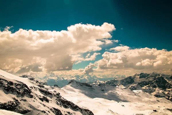 Giornata di sole sulle piste da sci di Cervinia — Foto Stock
