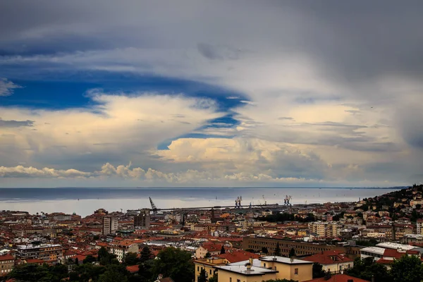 Tempestade sobre a cidade de Trieste — Fotografia de Stock