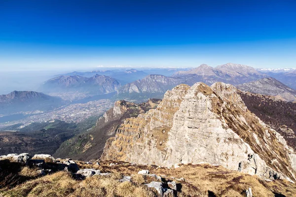 Alpes italianos cercam o lago de Como — Fotografia de Stock