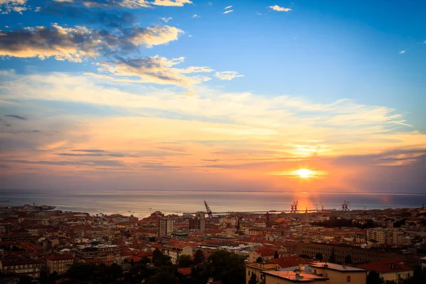 Solnedgång på staden Trieste — Stockfoto