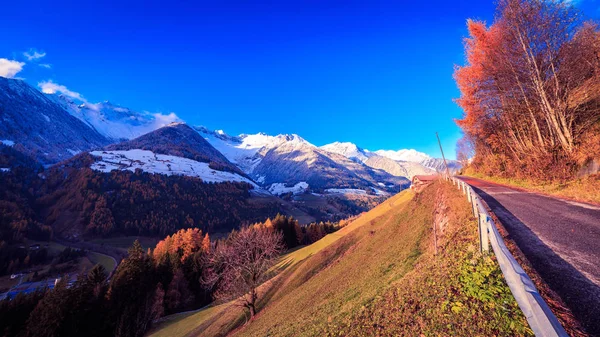 Kleurrijke zonsondergang in de Valle Aurina — Stockfoto