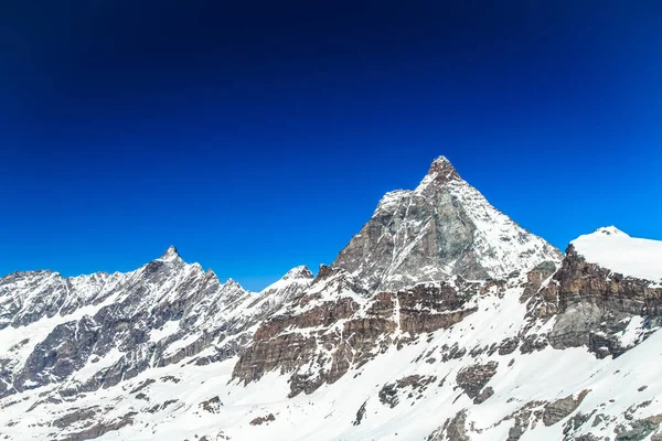 Slunečný den na sjezdovkách Cervinia — Stock fotografie