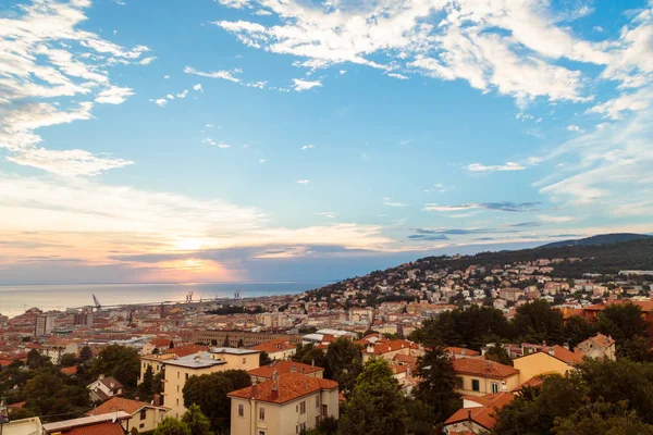 Solnedgang over byen Trieste – stockfoto