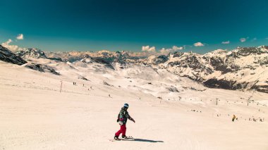 Kayak pistleri Cervinia güneşli günde