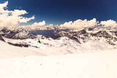 Kayak pistleri Cervinia güneşli günde