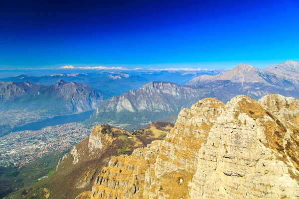 Italian alps surround the lake of Como — Stock Photo, Image