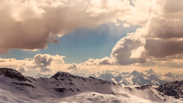 Kayak pistleri Cervinia güneşli günde — Stok fotoğraf