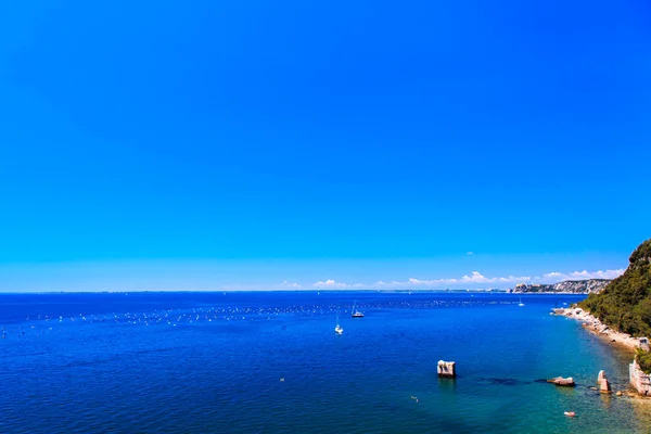 Día de verano en la playa en el golfo de Trieste — Foto de Stock