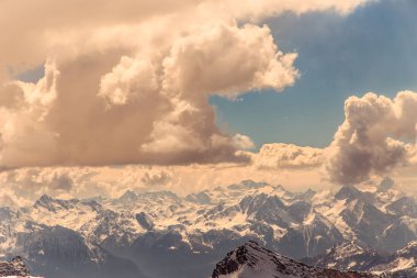 Kayak pistleri Cervinia güneşli günde