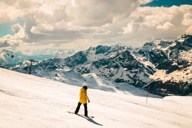Kayak pistleri Cervinia güneşli günde