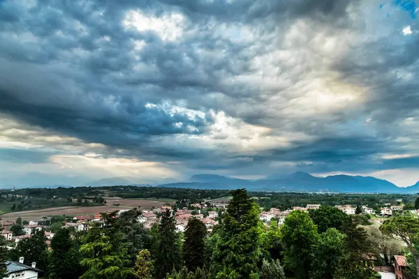 Večerní bouře nad středověké vesnice — Stock fotografie