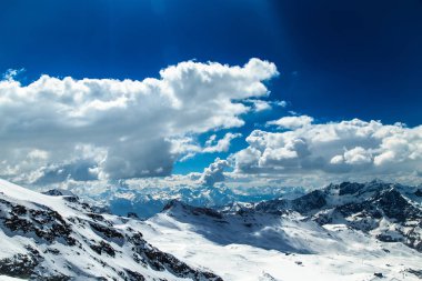 Kayak pistleri Cervinia güneşli günde
