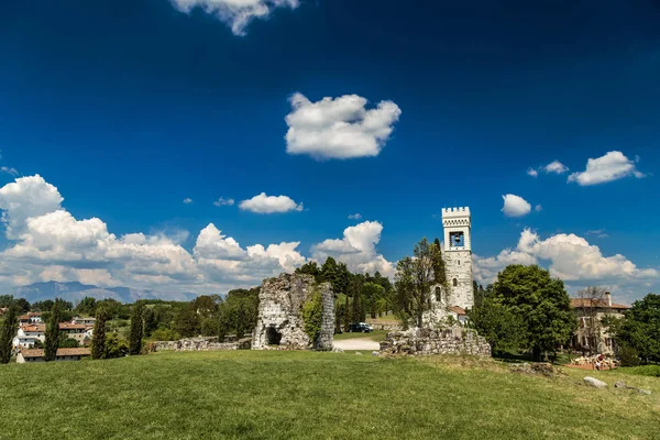 Starověké a zřícenina hradu v italském venkově — Stock fotografie