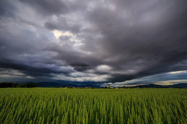 Abendsturm über dem mittelalterlichen Dorf — Stockfoto