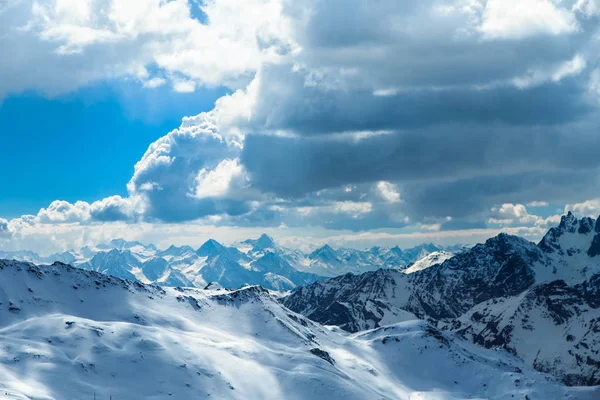 Solig dag på skidbackarna i Cervinia — Stockfoto