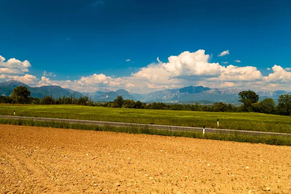 Fields of Italy in a spring day — Stock Photo, Image