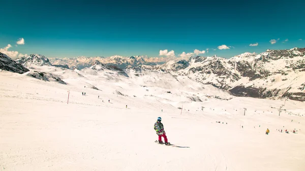 Slunečný den na sjezdovkách Cervinia — Stock fotografie