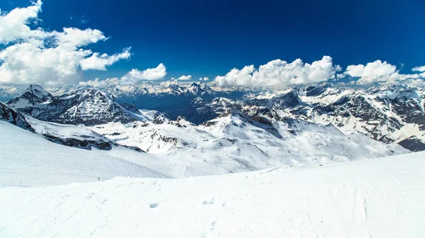 Sonniger Tag auf den Skipisten von Cervinia — Stockfoto