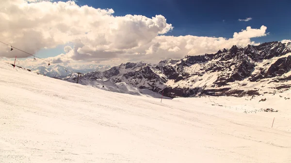 Zonnige dag op de skihellingen van Breuil Cervinia — Stockfoto