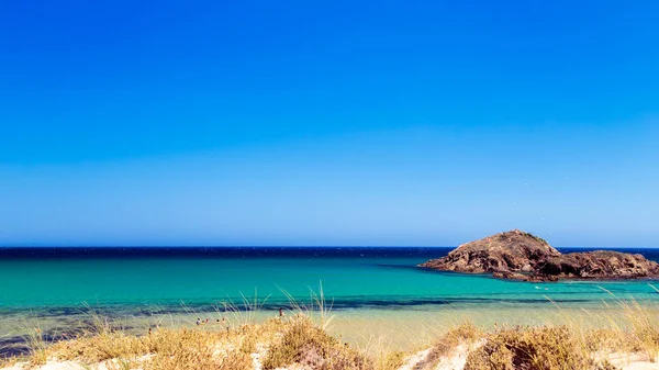 在炎热的夏天在撒丁岛的多彩海 — 图库照片