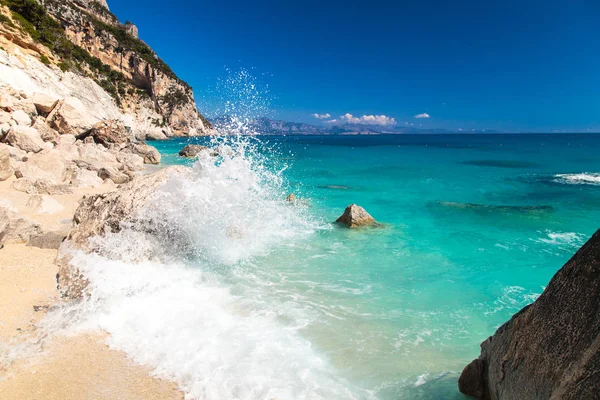 Barevné moře v letní den v Sardinii — Stock fotografie